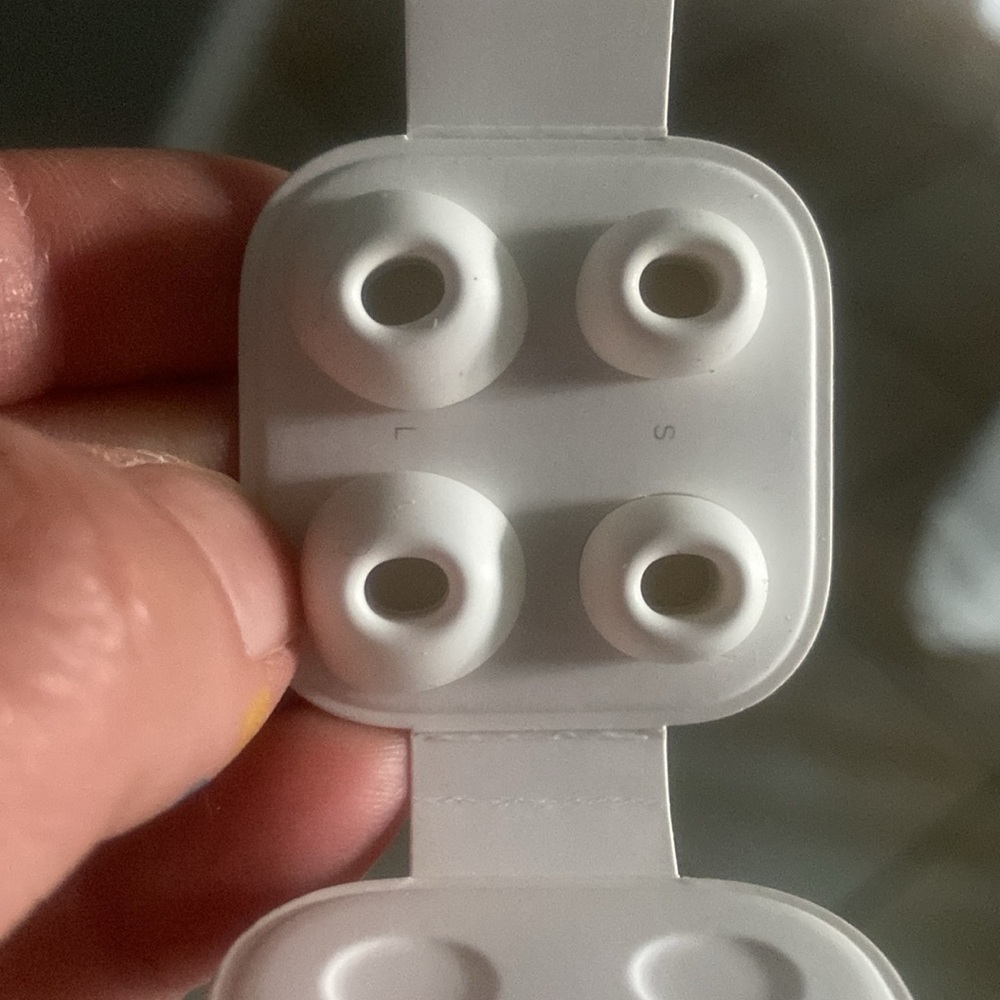 Airpod pro ear piece plus USB-C lightening cable NWT - Picture 4 of 4